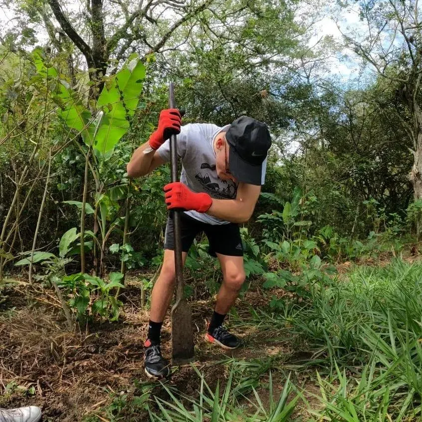 Joven sembrando un árbol en Barichara